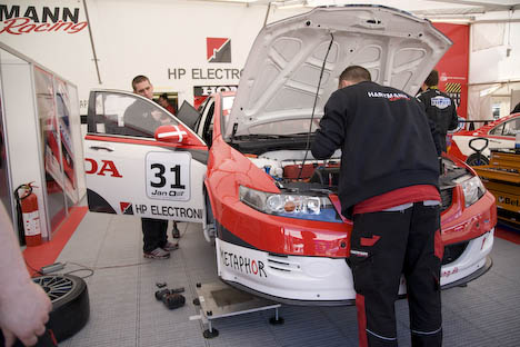 Hartmann mekanikerne i fuld sving.
(Foto: Motorsporten.dk)